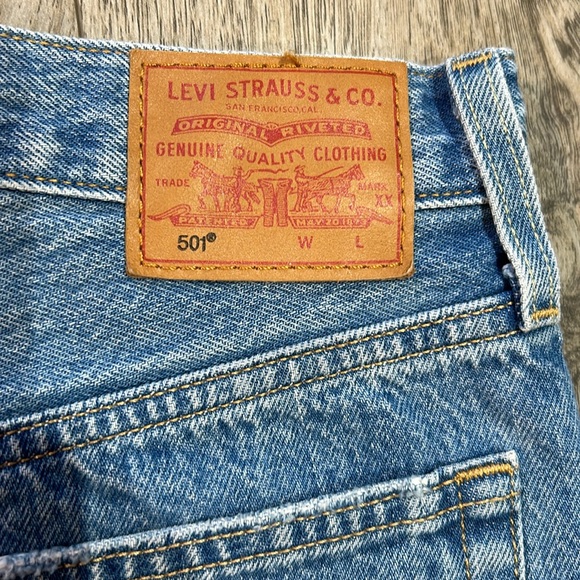Levis 501 jean shorts - Picture 4 of 5